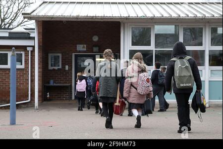 Photo du dossier datée du 08/03/21 des enfants arrivant à l'école. De nouveaux chiffres suggèrent que la pollution de l'air à proximité des écoles augmente chez les enfants. Un sondage de 1,305 élèves britanniques âgés de 6 à 15 ans indique que 49 % sont inquiets à ce sujet, a indiqué un sondage commandé par l'association caritative de marche et de cyclisme Sustrans. Date de publication : lundi 19 avril 2021. Banque D'Images