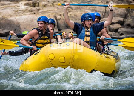 Rafting en eau vive à travers les rapides sur la rivière Chattahoochee à Columbus, Géorgie. (ÉTATS-UNIS) Banque D'Images