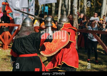 Les chevaliers se battent avec des épées et des boucliers devant le public. Reconstruction des batailles médiévales pendant le festival des clubs historiques. Bichkek, Kirghizistan-13 octobre 2019. Banque D'Images