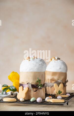 Composition de Pâques avec pain sucré orthodoxe traditionnel. Kulich décoré de glace meringue, d'œufs en forme de bonbons, de biscuits de pâques et de tulipe. Sélectif Banque D'Images