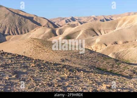 Montagnes rocheuses sablonneuses du désert de Judée. Israël Banque D'Images