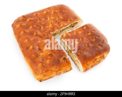 Tarte à la viande maison fraîche isolée sur blanc. Articles de fond pour la maison Banque D'Images