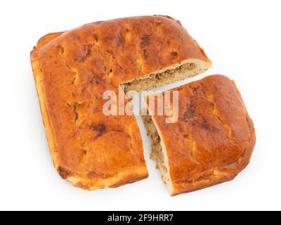 Tarte à la viande maison coupée en tranches sur blanc. Cuisine savoureuse à la maison. Banque D'Images