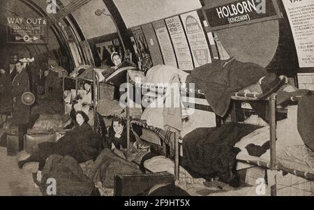 Deuxième Guerre mondiale - raids de bombardement allemands à Londres, Royaume-Uni (Blitz) en septembre 1940 - la station de métro Holborn (Kingsway) de Londres est utilisée comme abri de RAID aérien de nuit après l'installation de lits superposés pour le public. Banque D'Images