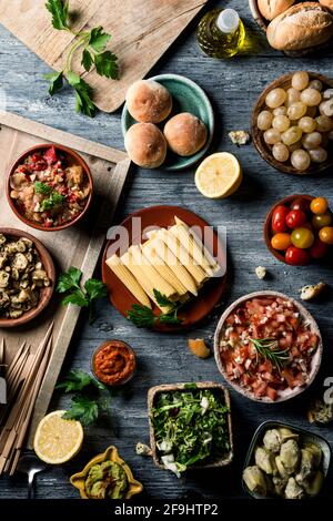 vue en grand angle quelques-unes des collations végétaliennes, des plats d'accompagnement, des trempettes comme la guacamole ou la sobrasada de patate douce, et d'autres ingrédients pour préparer la vega Banque D'Images