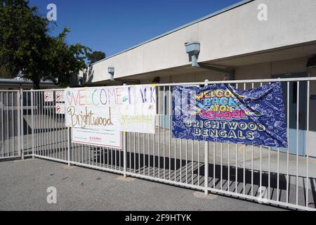 Bienvenue signes arrière à l'école élémentaire Brightwood, dimanche 19 avril 2021, à Monterey Park, Calif. Banque D'Images