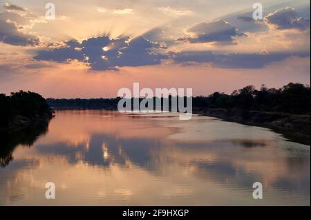 Coucher de soleil sur la rivière Luangwa, parc national de Luangwa Sud, Zambie, Afrique Banque D'Images