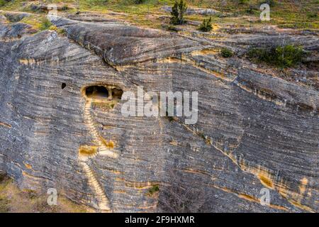 Kishartyán, Hongrie - vue aérienne sur la grotte de grès qui se trouve dans la partie orientale des montagnes Cserhát. Destination touristique populaire. Hongrois Banque D'Images