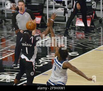 Los Angeles, États-Unis. 18 avril 2021. Reggie Jackson (1), garde des Clippers de Los Angeles, est fouillé par Anthony Edwards, le foreur de Minnesota Timberwolves, lors de la deuxième partie de leur match de NBA au Staples Center de Los Angeles, le dimanche 18 avril 2021. Les Clippers ont vaincu les Timberwolves 124-105. Photo de Jim Ruymen/UPI crédit: UPI/Alay Live News Banque D'Images