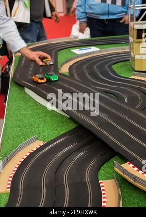 circuit de course de voitures jouets et voitures jouets Banque D'Images