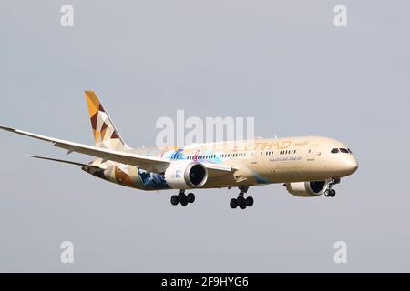 Etihad Airways Boeing 787-9 Dreamliner A6-BLC débarquant à l'aéroport de Heathrow, Londres, Royaume-Uni Banque D'Images