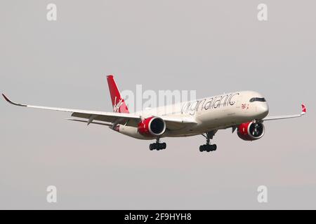 Virgin Atlantic Airbus A350 G-VLUX atterrissant à l'aéroport de Heathrow, Londres, Royaume-Uni Banque D'Images