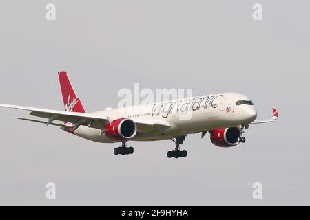 Virgin Atlantic Airbus A350 G-VLUX atterrissant à l'aéroport de Heathrow, Londres, Royaume-Uni Banque D'Images