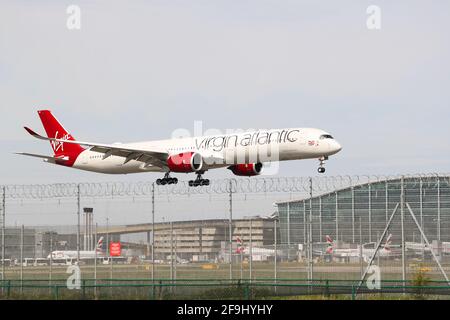 Virgin Atlantic Airbus A350 G-VLUX atterrissant à l'aéroport de Heathrow, Londres, Royaume-Uni Banque D'Images