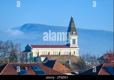 Drone perspective tourné avec vue latérale de l'église Sainte Olive, avec montagne et nuages en arrière-plan. Banque D'Images