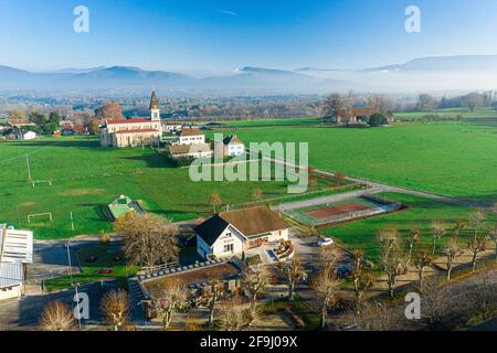 Photo en perspective drone grand angle de la mairie mairie, représentant l'église Sainte Olive avec une vue sur toute la vallée en arrière-plan Banque D'Images