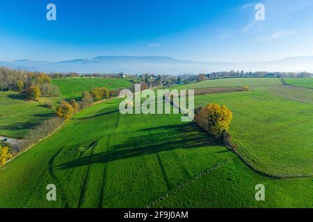 Drone shot de la beauté fascinante des terres agricoles à Saint André le gaz, France Banque D'Images