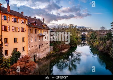 Vue de perspective envoûtante des maisons au bord de l'eau avec vue relaxante sur la rivière entourée de verdure luxuriante n fleurs le long de la rivière le matin Banque D'Images