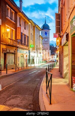 Magnifique plan de la tour de l'horloge de St. Église Clément au Pont de Beauvoisin, capturée d'une rue remplie de lumière et d'un environnement serein. Banque D'Images