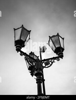 Prise de vue verticale en niveaux de gris d'un lampadaire Banque D'Images