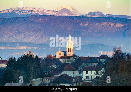 Photo de paysage de l'église en face de la grande chaîne de montagnes des alpes au lever du soleil. Banque D'Images