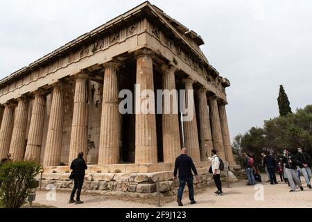 Athènes, Grèce. 18 avril 2021. Les gens visitent le Temple d'Hephaestus à Athènes, Grèce, le 18 avril 2021. A l'occasion de la Journée internationale des monuments et des sites, qui a chuté le dimanche, les sites archéologiques de toute la Grèce ont été ouverts gratuitement au public. Les musées n'ont pas été inclus en raison des mesures de prévention de la COVID-19. Crédit: Marios Lolos/Xinhua/Alamy Live News Banque D'Images