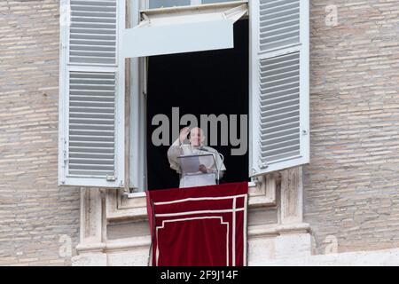 Rome, Italie. 18 avril 2021. 18 avril 2014 : le Pape François s'adresse aux participants de la fenêtre le palais apostolique dominant la place Saint-Pierre lors de la prière hebdomadaire Angelus à L'USAGE ÉDITORIAL du Vatican UNIQUEMENT. NE PAS VENDRE POUR DES CAMPAGNES DE MARKETING OU DE PUBLICITÉ. Crédit : Agence photo indépendante/Alamy Live News Banque D'Images