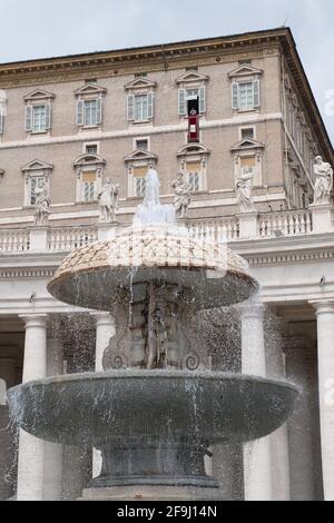 Rome, Italie. 18 avril 2021. 18 avril 2014 : le Pape François s'adresse aux participants de la fenêtre le palais apostolique dominant la place Saint-Pierre lors de la prière hebdomadaire Angelus à L'USAGE ÉDITORIAL du Vatican UNIQUEMENT. NE PAS VENDRE POUR DES CAMPAGNES DE MARKETING OU DE PUBLICITÉ. Crédit : Agence photo indépendante/Alamy Live News Banque D'Images