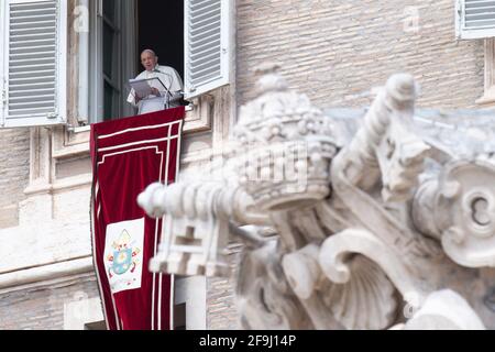 Rome, Italie. 18 avril 2021. 18 avril 2014 : le Pape François s'adresse aux participants de la fenêtre le palais apostolique dominant la place Saint-Pierre lors de la prière hebdomadaire Angelus à L'USAGE ÉDITORIAL du Vatican UNIQUEMENT. NE PAS VENDRE POUR DES CAMPAGNES DE MARKETING OU DE PUBLICITÉ. Crédit : Agence photo indépendante/Alamy Live News Banque D'Images