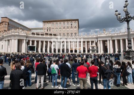 Rome, Italie. 18 avril 2021. 18 avril 2014 : le Pape François s'adresse aux participants de la fenêtre le palais apostolique dominant la place Saint-Pierre lors de la prière hebdomadaire Angelus à L'USAGE ÉDITORIAL du Vatican UNIQUEMENT. NE PAS VENDRE POUR DES CAMPAGNES DE MARKETING OU DE PUBLICITÉ. Crédit : Agence photo indépendante/Alamy Live News Banque D'Images