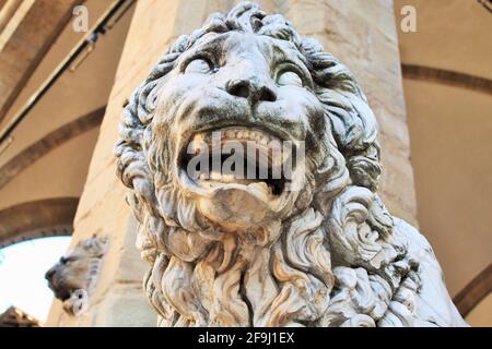 Florence, Toscane, Italie : ancienne statue d'un lion dans la Piazza della Signoria, la sculpture qui représente un lion avec une sphère sous une patte Banque D'Images