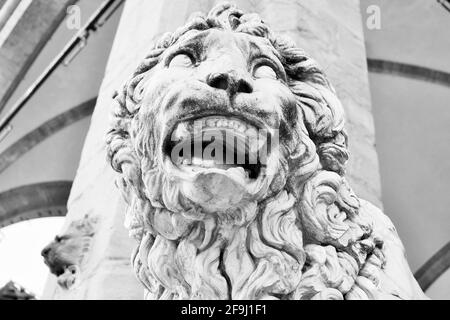 Florence, Toscane, Italie : ancienne statue d'un lion dans la Piazza della Signoria, la sculpture qui représente un lion avec une sphère sous une patte Banque D'Images