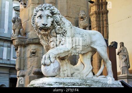 Florence, Toscane, Italie : ancienne statue d'un lion dans la Piazza della Signoria, la sculpture qui représente un lion avec une sphère sous une patte Banque D'Images