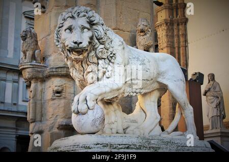 Florence, Toscane, Italie : ancienne statue d'un lion dans la Piazza della Signoria, la sculpture qui représente un lion avec une sphère sous une patte Banque D'Images