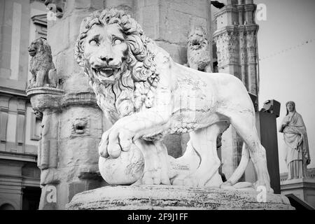 Florence, Toscane, Italie : ancienne statue d'un lion dans la Piazza della Signoria, la sculpture qui représente un lion avec une sphère sous une patte Banque D'Images