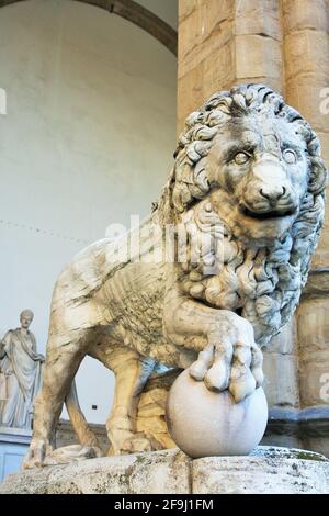 Florence, Toscane, Italie : ancienne statue d'un lion dans la Piazza della Signoria, la sculpture qui représente un lion avec une sphère sous une patte Banque D'Images