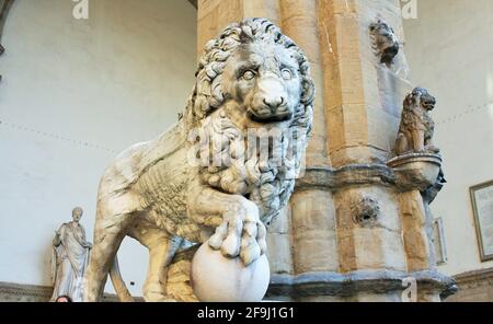 Florence, Toscane, Italie : ancienne statue d'un lion dans la Piazza della Signoria, la sculpture qui représente un lion avec une sphère sous une patte Banque D'Images