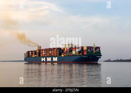 HMM ALGECIRAS, avec ses navires sœurs, le plus grand navire à conteneurs du monde exploité par Hyundai Merchant Marine sur la tête de la rivière Elbe à Hambourg. Banque D'Images