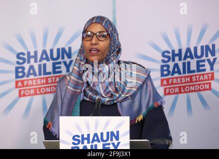 Le conseiller Rakhia Ismail - l'ancien maire travailliste d'Islington qui a fait défection aux conservateurs en raison de l'inaction de Sadiq KhanÕs sur la criminalité au couteau - s'exprimant en faveur du candidat mayonnaise conservateur de Londres, Shaun Bailey, lors de son lancement au sein de la zone des jeunes d'Onside, à Edgware, Pendant la campagne électorale pour les élections Mayorales de Londres. Date de la photo: Lundi 19 avril 2021. Banque D'Images