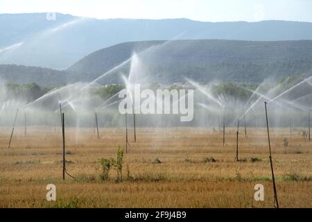 Système d'arrosage, arroseurs d'eau ou système d'irrigation Durance Valley Alpes-de-haute-Provence Provence Provence France Banque D'Images