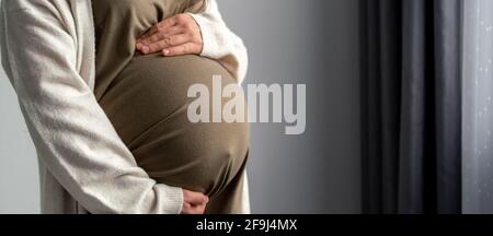 grossesse en bonne santé. femme enceinte avec le gros ventre grossesse avancée dans les mains. Espace de copie de bannière pour le texte Banque D'Images