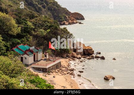 Ancien temple Tin Hau à Hong Kong. Habituellement construit au bord de la mer, avec porte avant face à l'océan. Les gens viennent prier pour la voile et la bénédiction sécuritaires. Banque D'Images