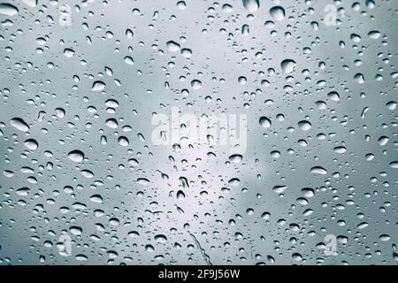 Gouttes d'eau sur la fenêtre. Arrière-plan de pluie. Arrière-plan flou avec gouttes de pluie sur le verre, mise au point douce. Banque D'Images