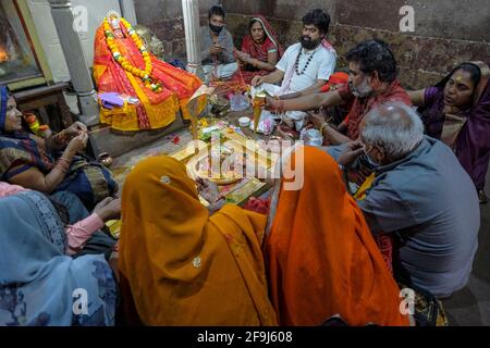 Omkareshwar, Inde - Mars 2021: Une famille faisant une offrande au Temple Shri Omkar Mandhata le 20 mars 2021 à Omkareshwar, Inde. Banque D'Images