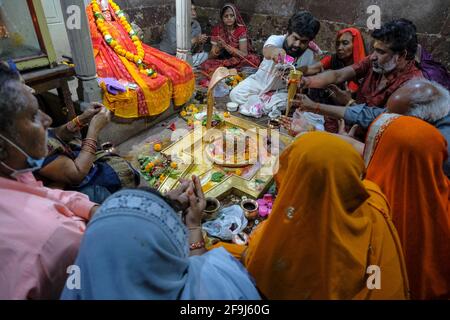 Omkareshwar, Inde - Mars 2021: Une famille faisant une offrande au Temple Shri Omkar Mandhata le 20 mars 2021 à Omkareshwar, Inde. Banque D'Images