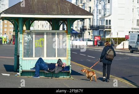 Brighton UK 19 avril 2021 - temps pour se détendre ou marcher le chien le long du front de mer de Brighton lors d'une autre belle journée ensoleillée le long de la côte sud avec les températures prévues pour augmenter au cours des prochains jours : Credit Simon Dack / Alay Live News Banque D'Images