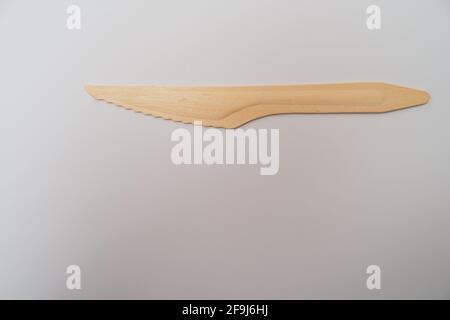 couteau jetable en bois, coutellerie écologique. Sur fond blanc . Banque D'Images