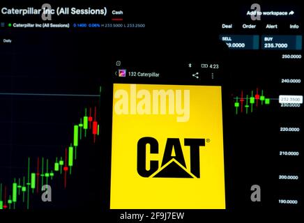 Ukraine. 19 avril 2021. Dans cette illustration, un logo Caterpillar Inc. Apparaît sur un smartphone avec les informations boursières de Caterpillar Inc. En arrière-plan. Credit: Igor Golovniov/SOPA Images/ZUMA Wire/Alamy Live News Banque D'Images