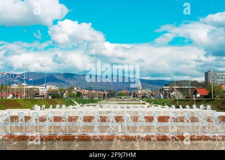 Fontaines dans la ville de Zagreb, Croatie. Cathédrale et montagne de Medvednica en arrière-plan. Banque D'Images