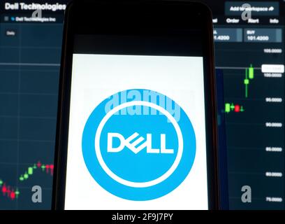 Ukraine. 19 avril 2021. Dans cette illustration, un logo Dell technologies Inc. Apparaît sur un smartphone avec les informations boursières de Dell technologies Inc. En arrière-plan. Credit: Igor Golovniov/SOPA Images/ZUMA Wire/Alamy Live News Banque D'Images